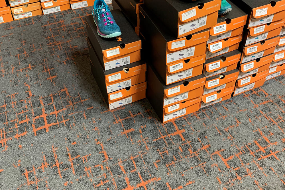 Ковровая плитка Associated Weavers Macro Tile цвет 91 Sunset 500×500×6 фото в интерьере